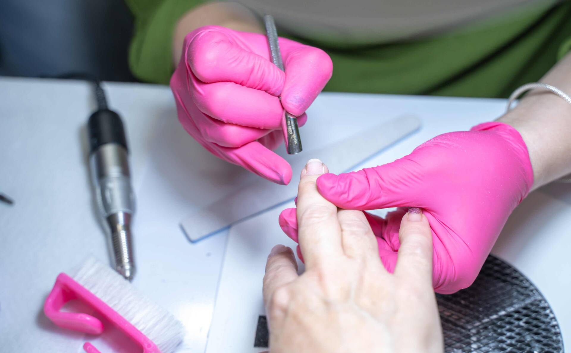 As luvas descartáveis no salão de beleza: cuidados que a manicure precisa observar